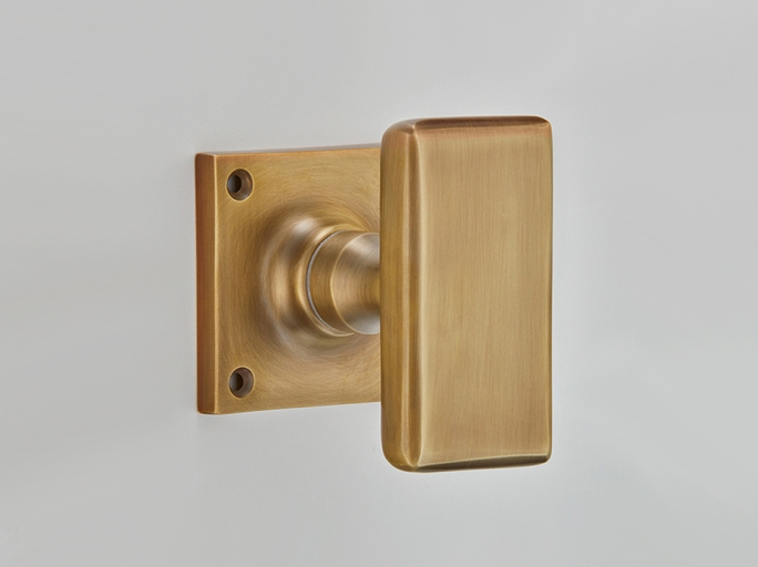 Дверная ручка-кноб на розетке Croft Capital 1744 античная латунь