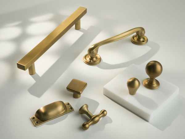 Мебельные ручки скобы и кнобы Croft матовая латунь