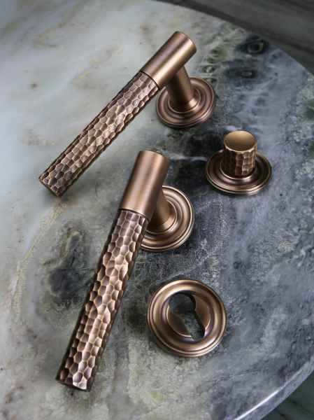 Ручки для дверей на круглых розетках Oliver Knights